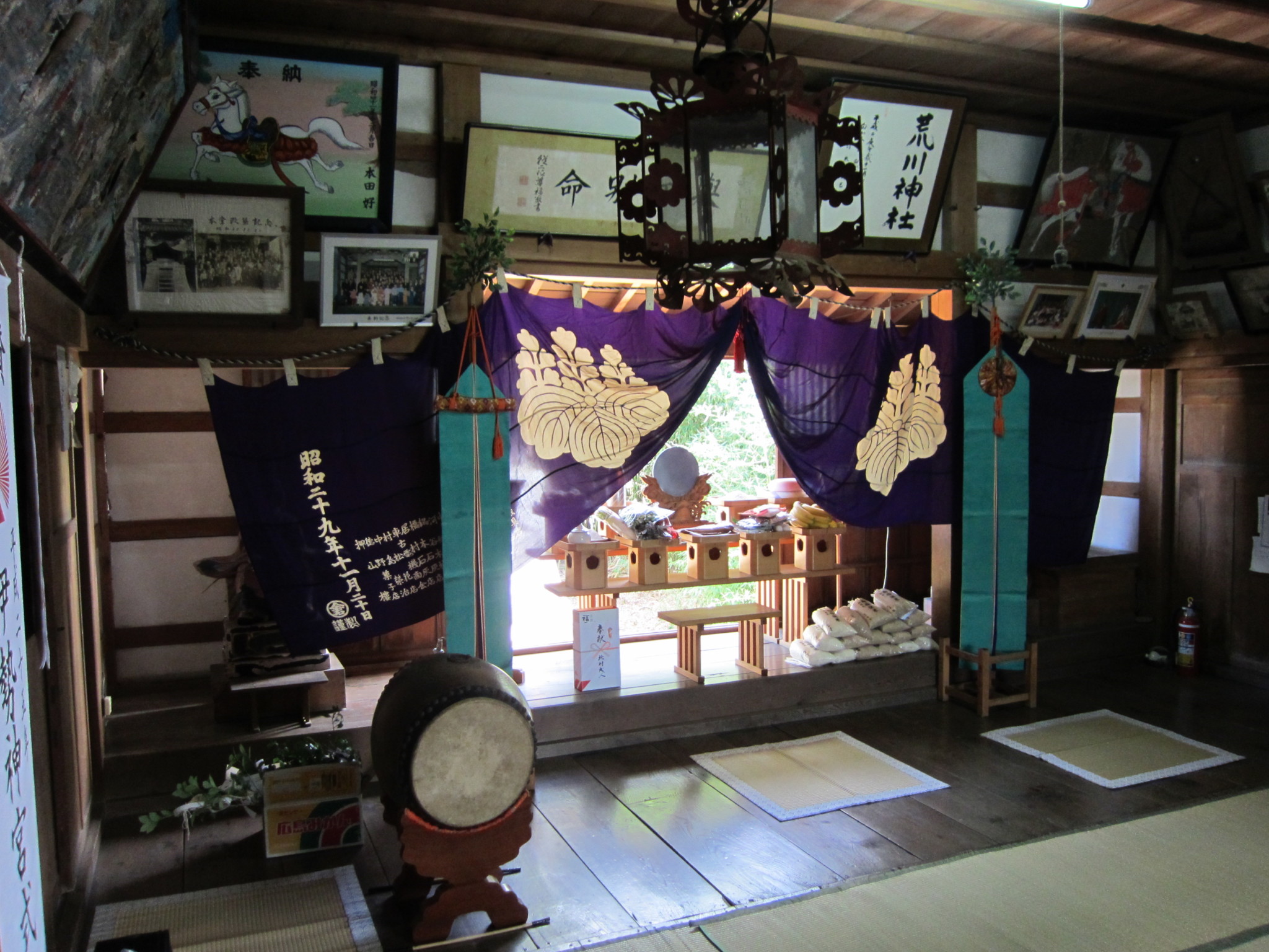 改修御造営事業前の荒川神社拝殿内部