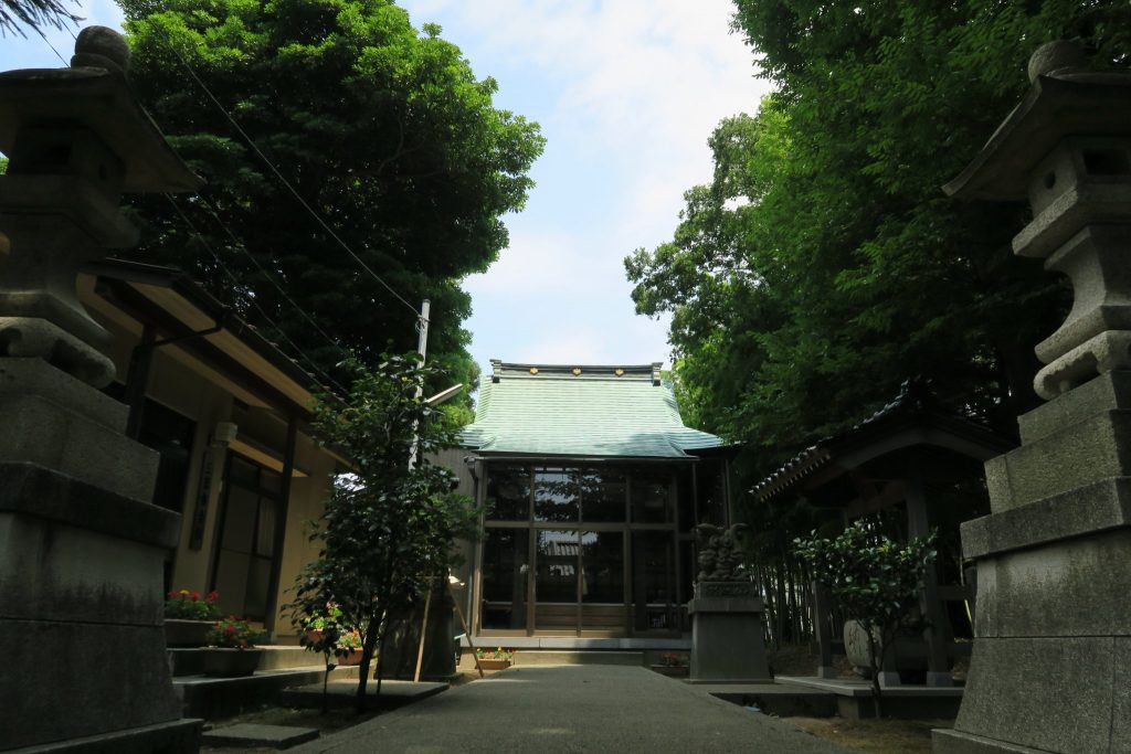 郷八幡神社 参道より(平成27年 7月15日撮影)