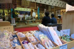 お守りなども授与 新年のお参り