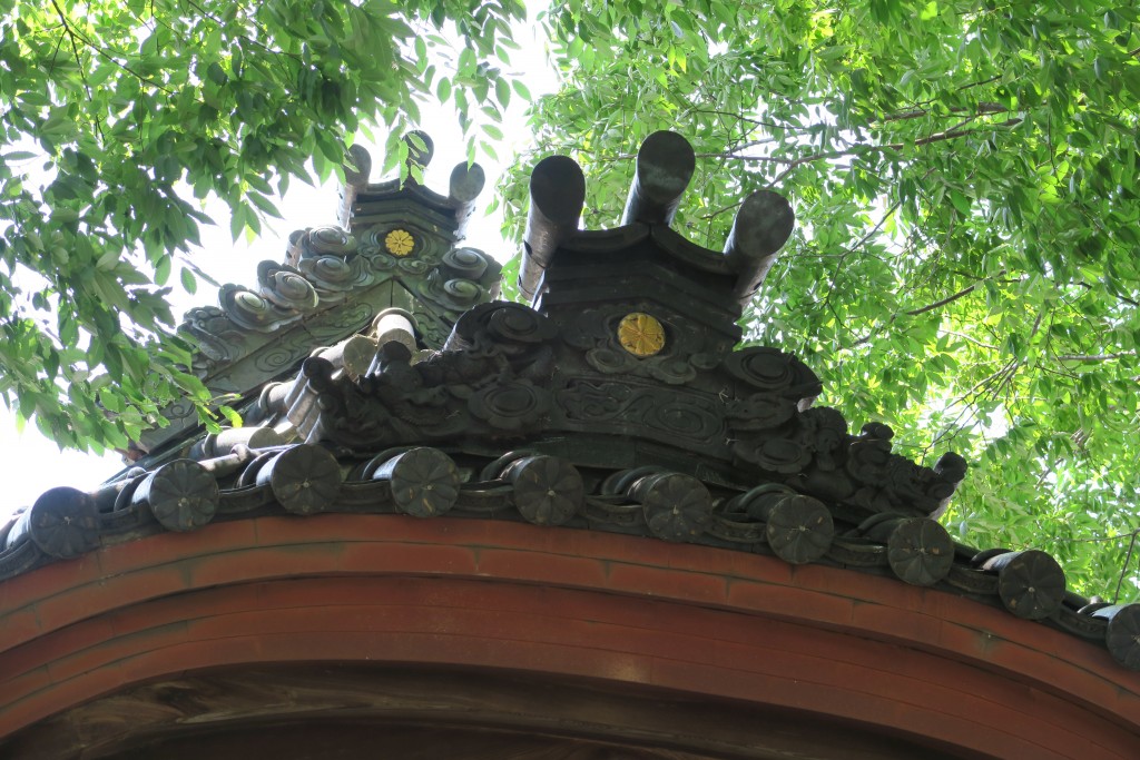 拝殿大屋根と向拝の紋入り鬼瓦