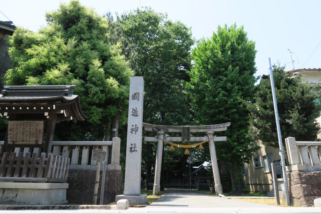 威風堂々足る境内の様子