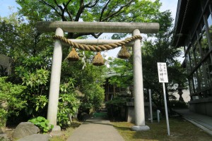 摂社　子安神社　正面鳥居入り口より