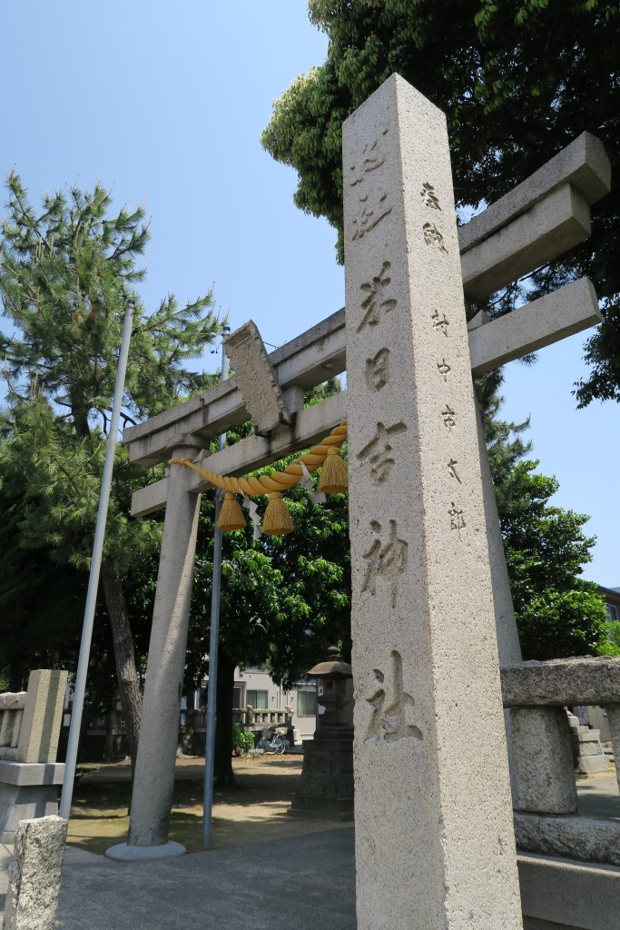 歴史を刻む神社名の刻まれた石柱