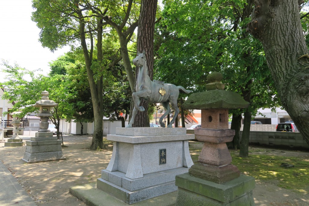 奉納されている神馬像