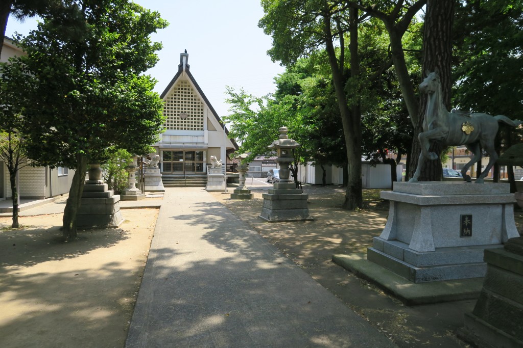 掃き清められた参道