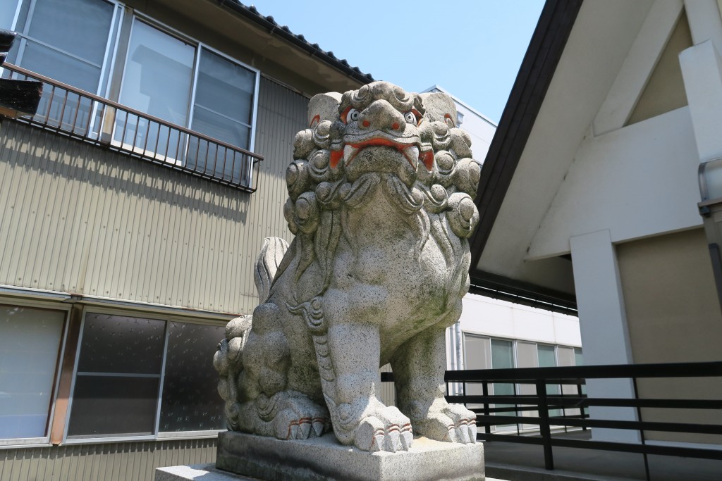 時代に陰らない赤を今だ残す狛犬