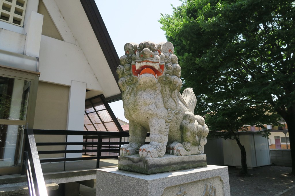 色を添えられている珍しい狛犬