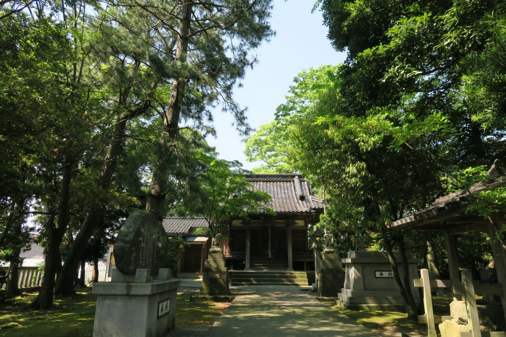御威徳を湛えるお社