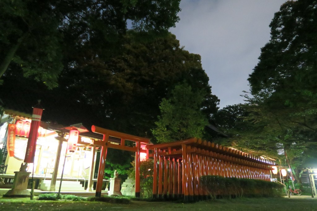 静かに佇むお社と赤鳥居