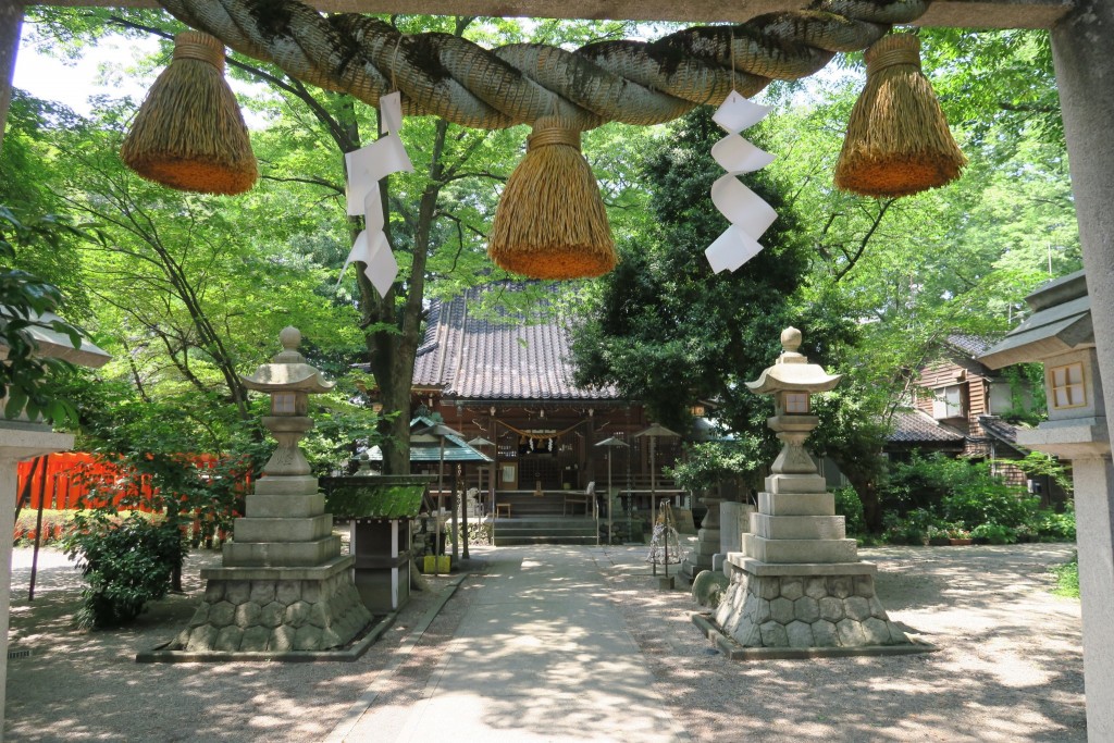 平成27年 夏の春日神社正面(鳥居より望む)