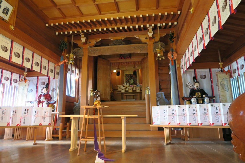 弊殿から望む本殿外陣に供えられる神饌