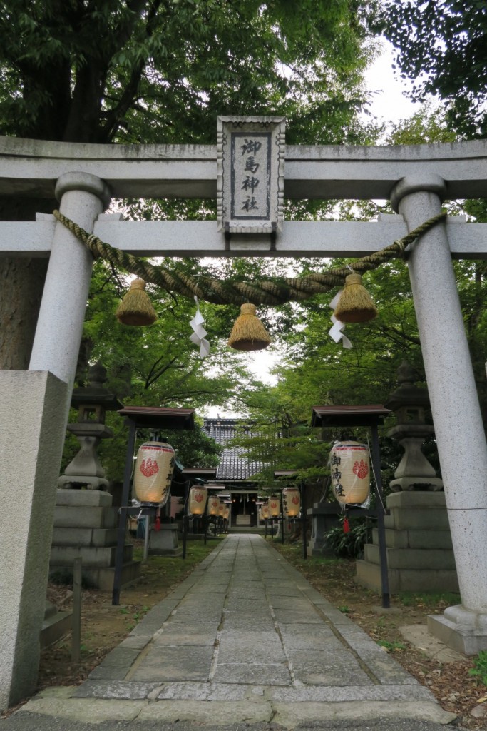 御馬神社参道から望む拝殿