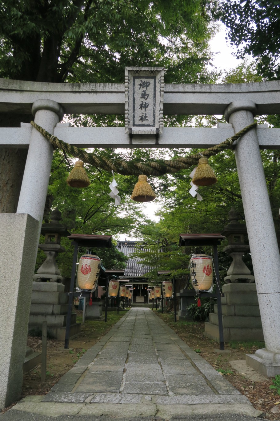 御馬神社参道から望む拝殿