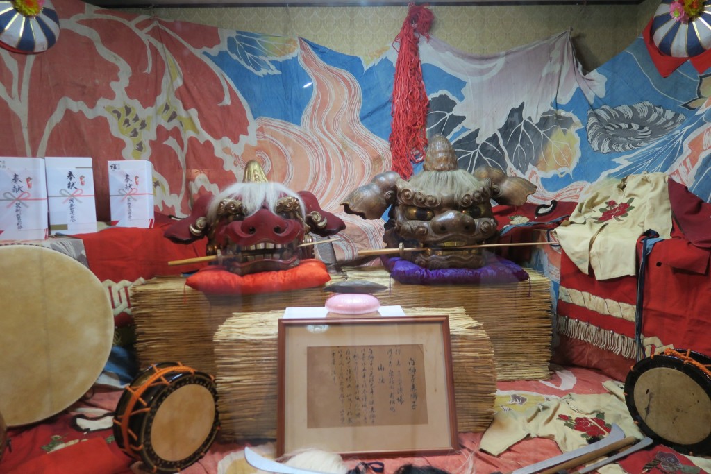 展示奉納されている白獅子赤獅子