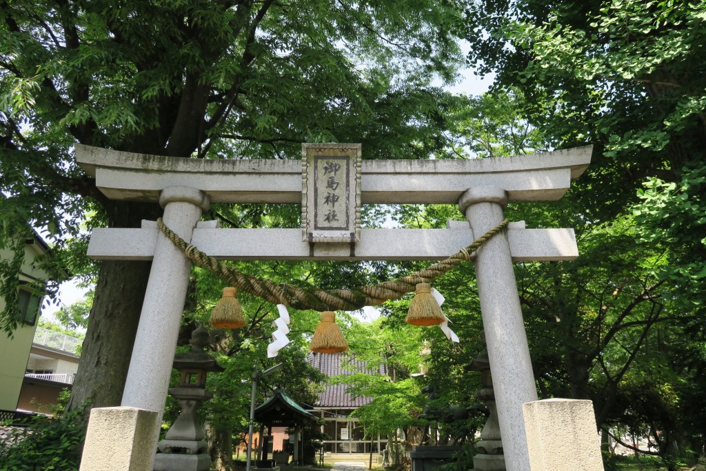 堂々とそびえる御馬神社の鳥居