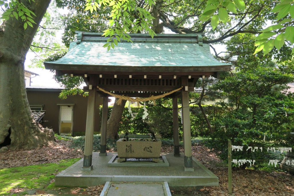 整備清掃されているお社脇の手水舎