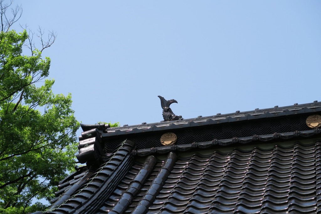 拝殿棟木瓦上に座するシャチホコ