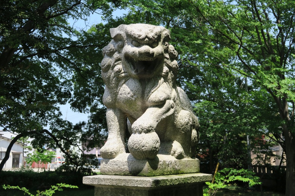 精悍な狛犬