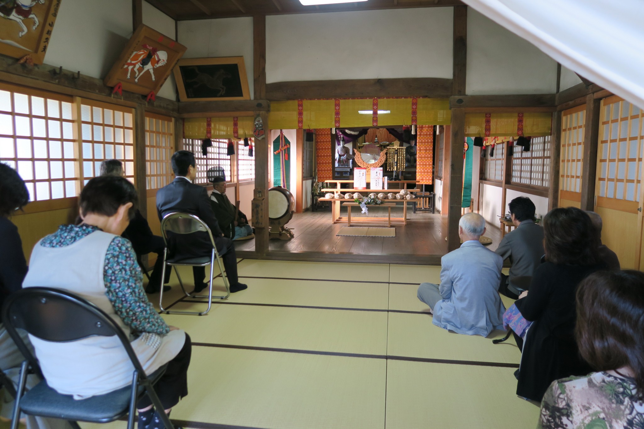 参列者一同の集った拝殿