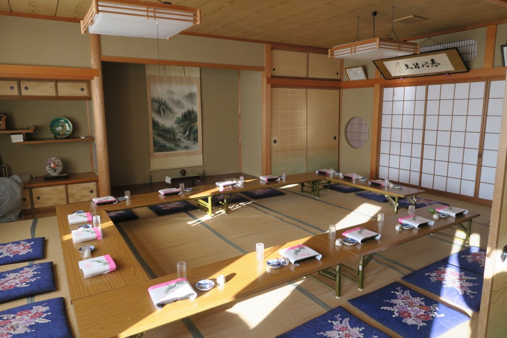 直会の会場となっている会館内