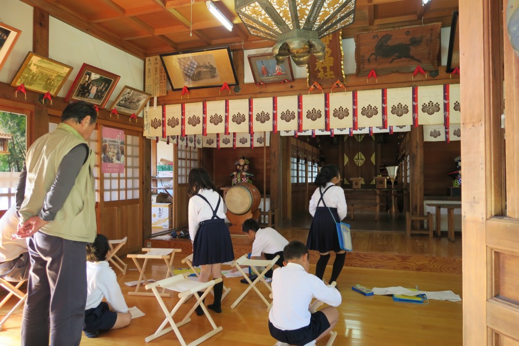 興味津々の拝殿