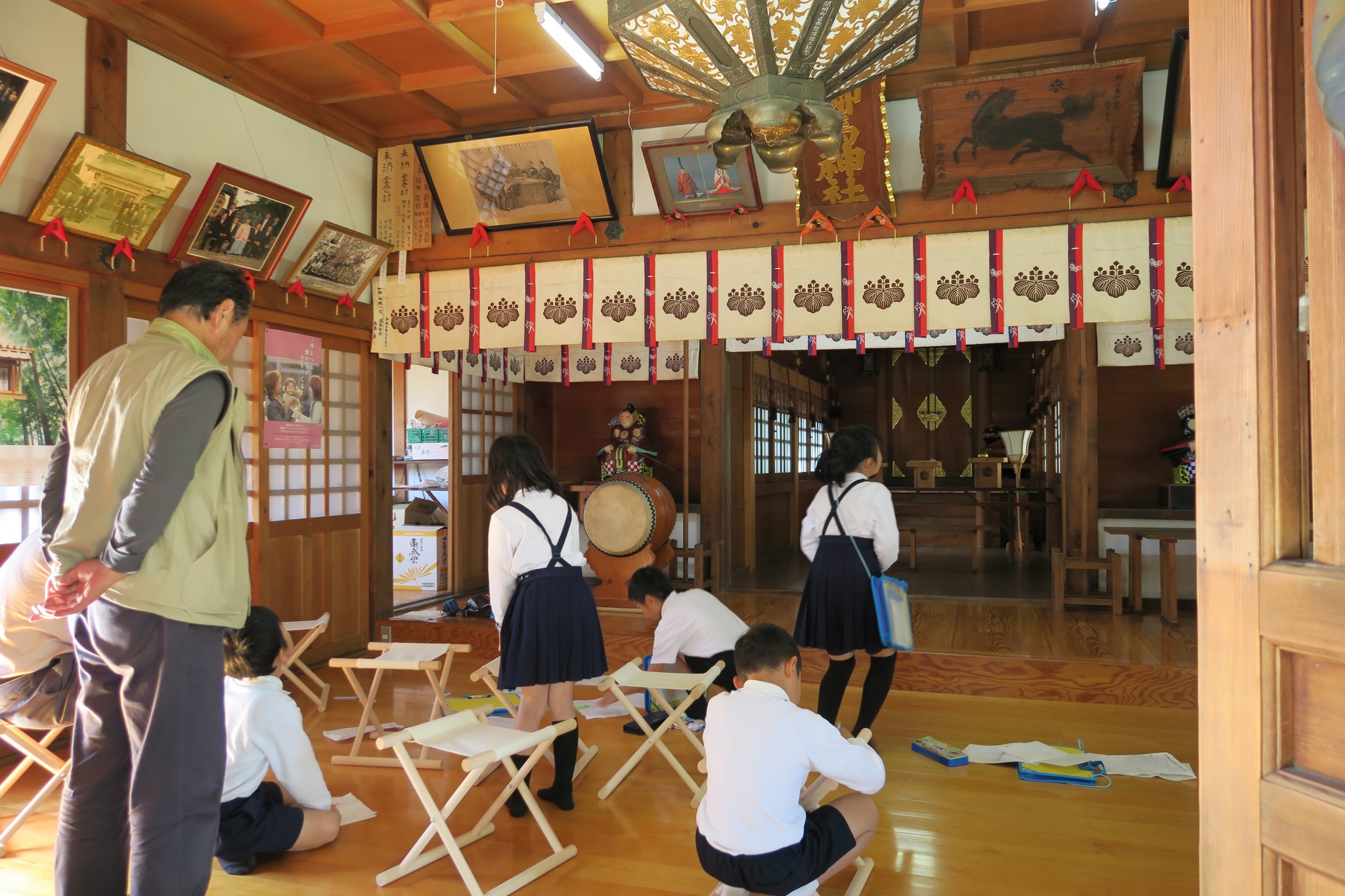 興味津々の拝殿