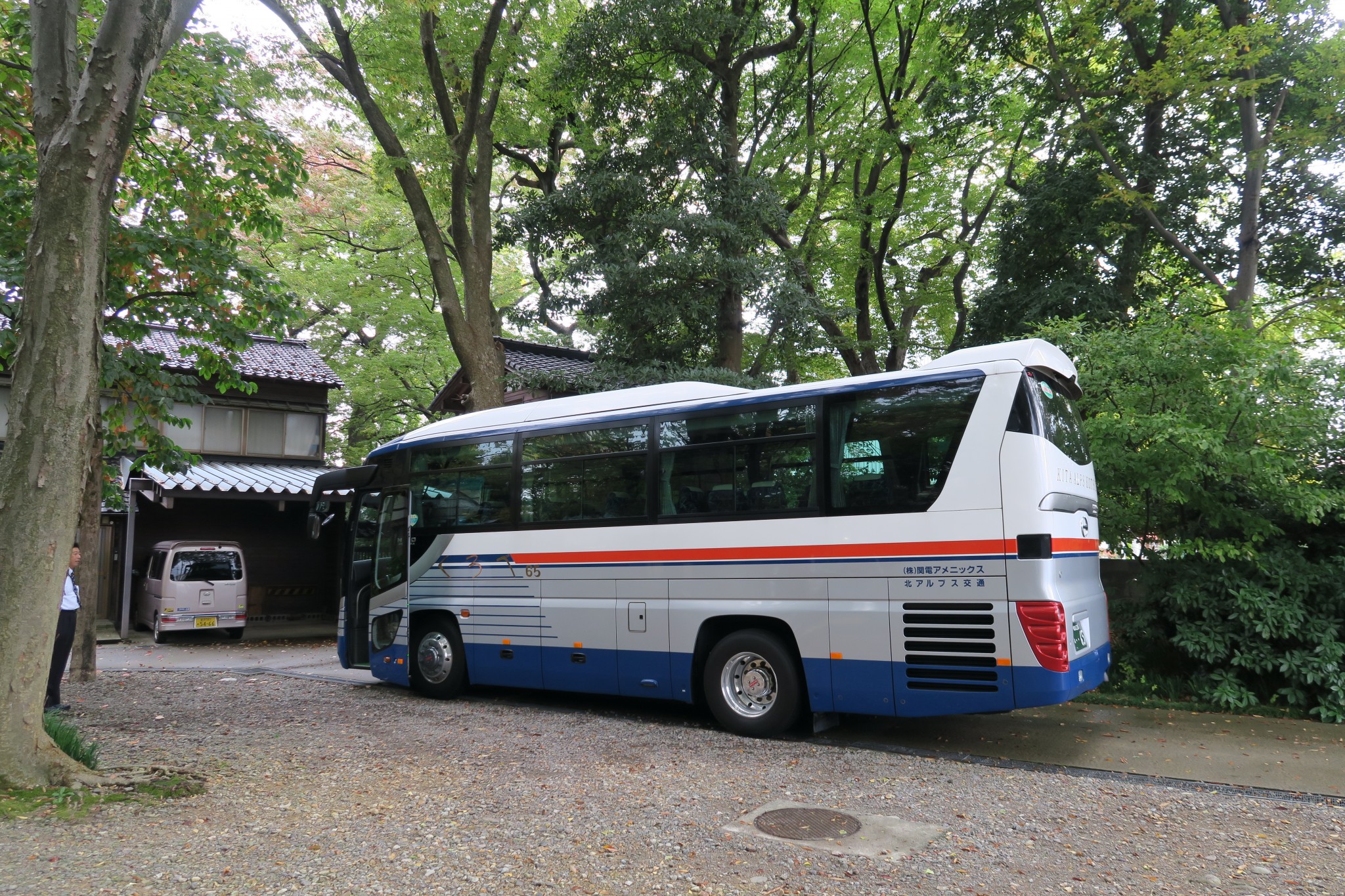 中型サロンバスも停車可能！