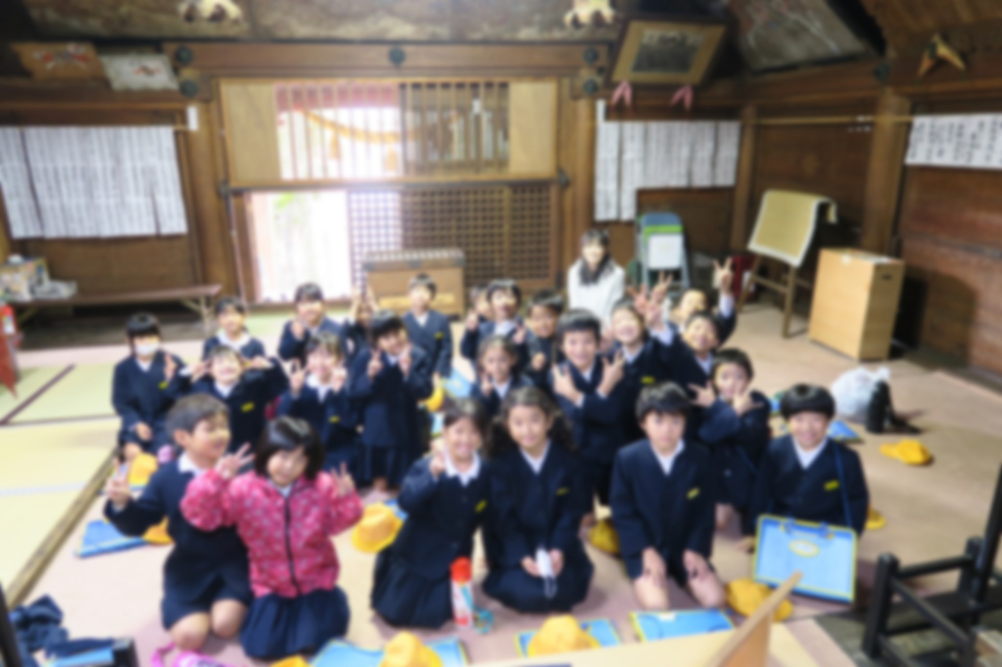 国造神社に来た探検家たち