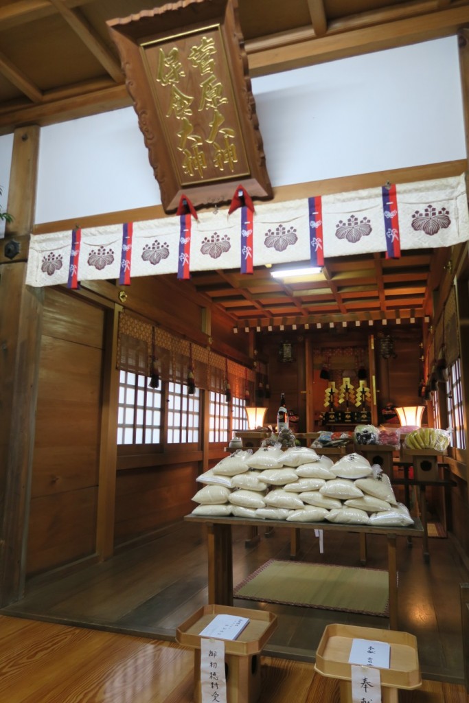 拝殿内神名額とお供えされた神饌