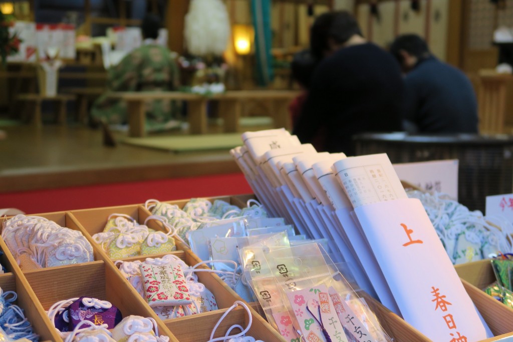 平成28年正月 新年奉幣祈祷を受けられる参拝者