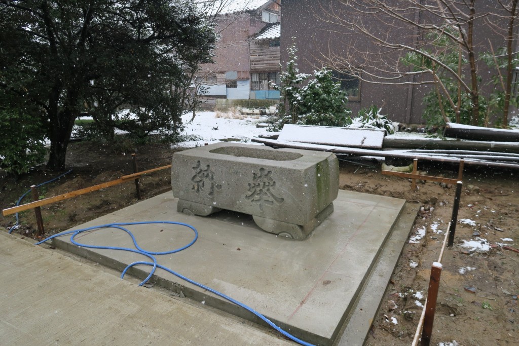 手水鉢にも立派な屋根が(予定)