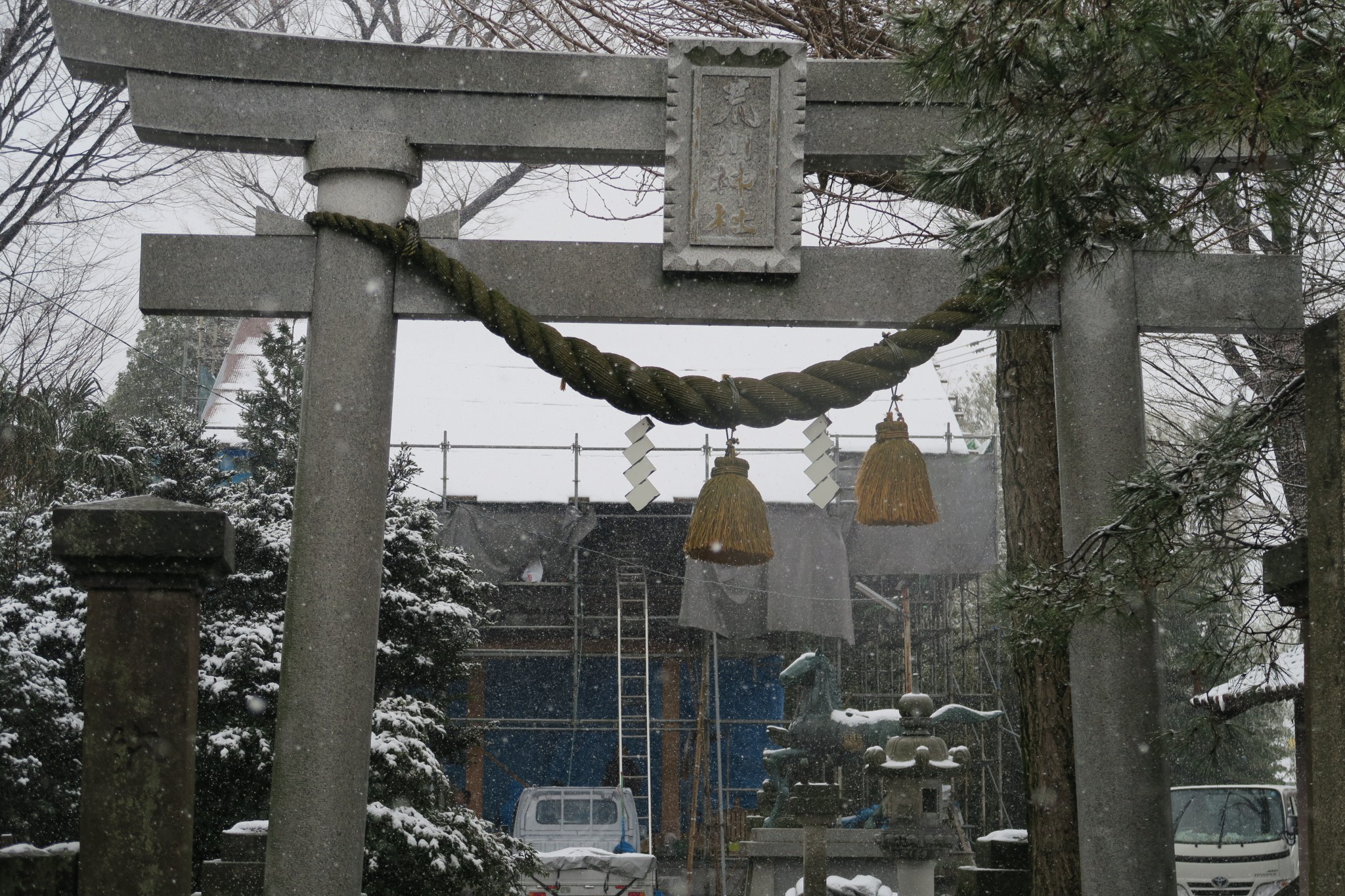 雪の中でも工事の進む拝殿
