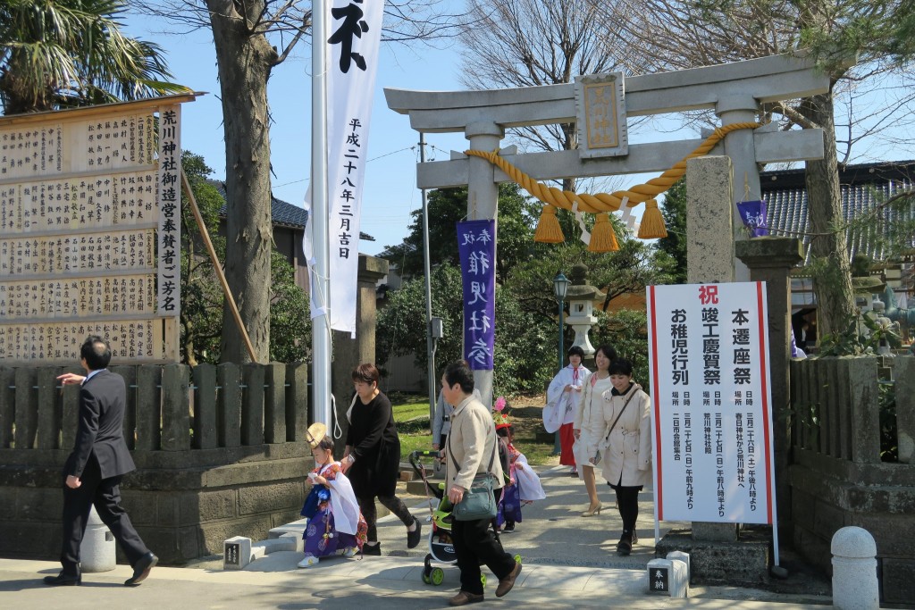 二日市荒川神社 稚児行列を終えてお帰りになる参拝者さん