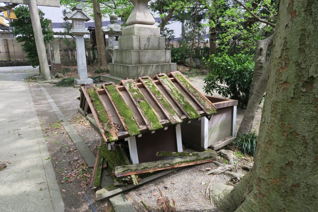 春日神社 納札所倒壊　１