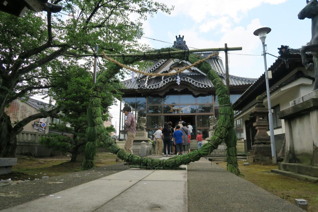 初めての奉納でも地域に誇る大きく美しい茅の輪