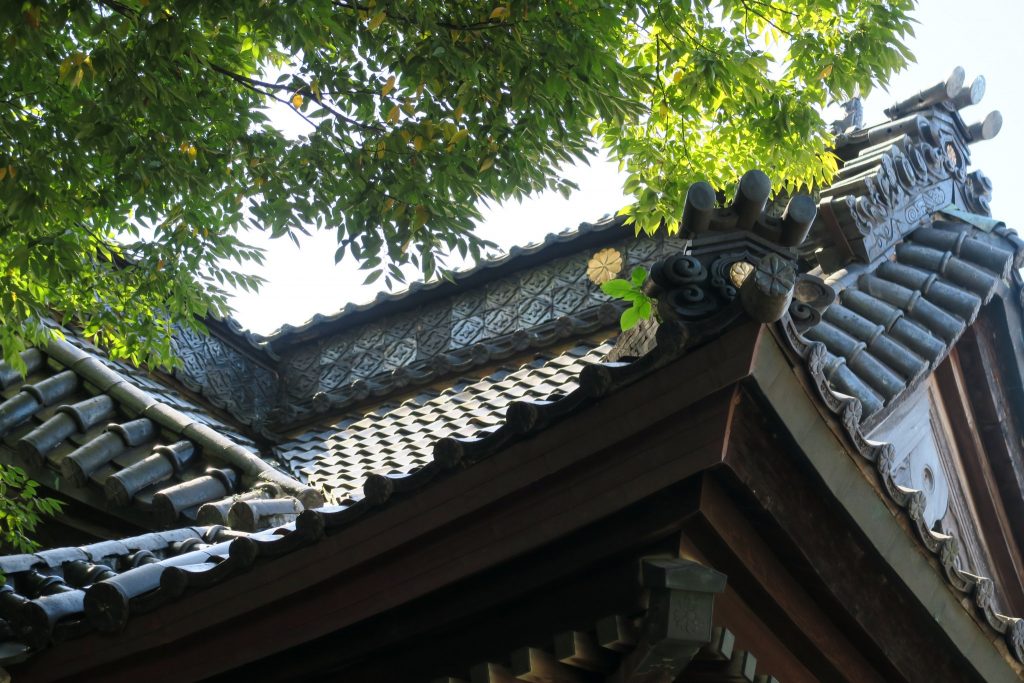 穀蔵神社の瓦(拡大)