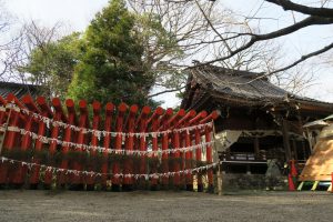 赤鳥居前の祈願しめ縄と拝殿