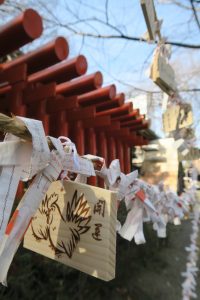 赤鳥居前の祈願しめ縄