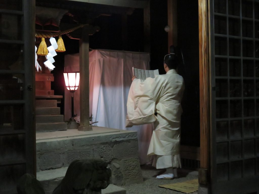 仮殿前で行われた仮遷座の様子