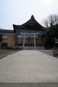 整備された参道より望む拝殿