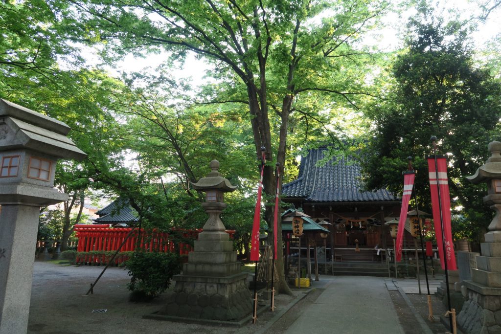 平成29年　御神旗と提灯で飾られた境内