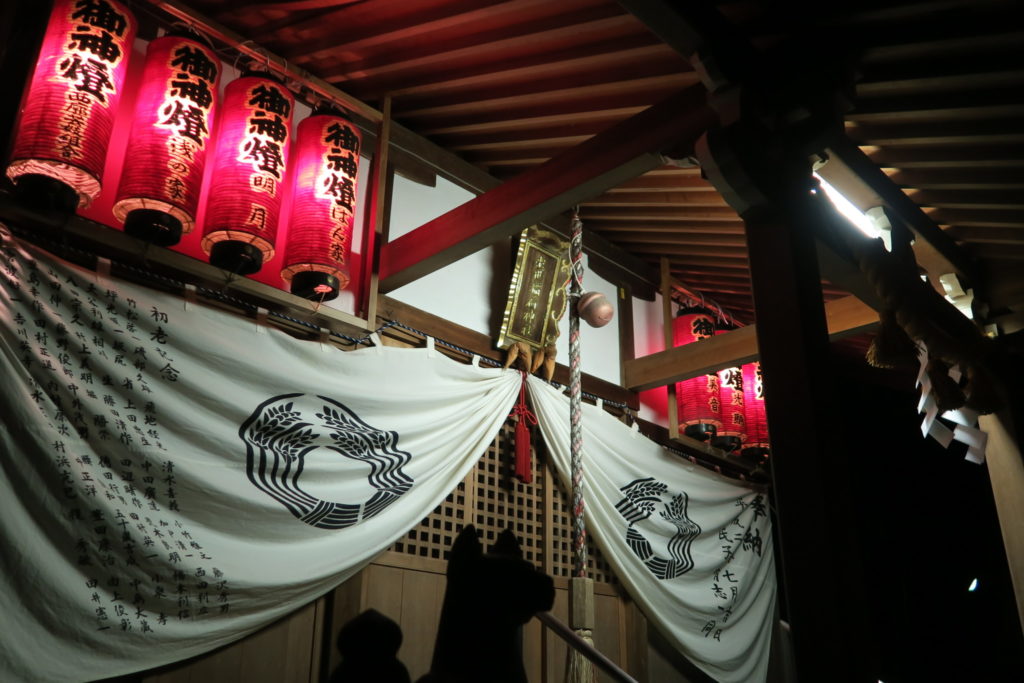 にし茶屋街のお茶屋さんが奉納されている稲荷神社の提灯