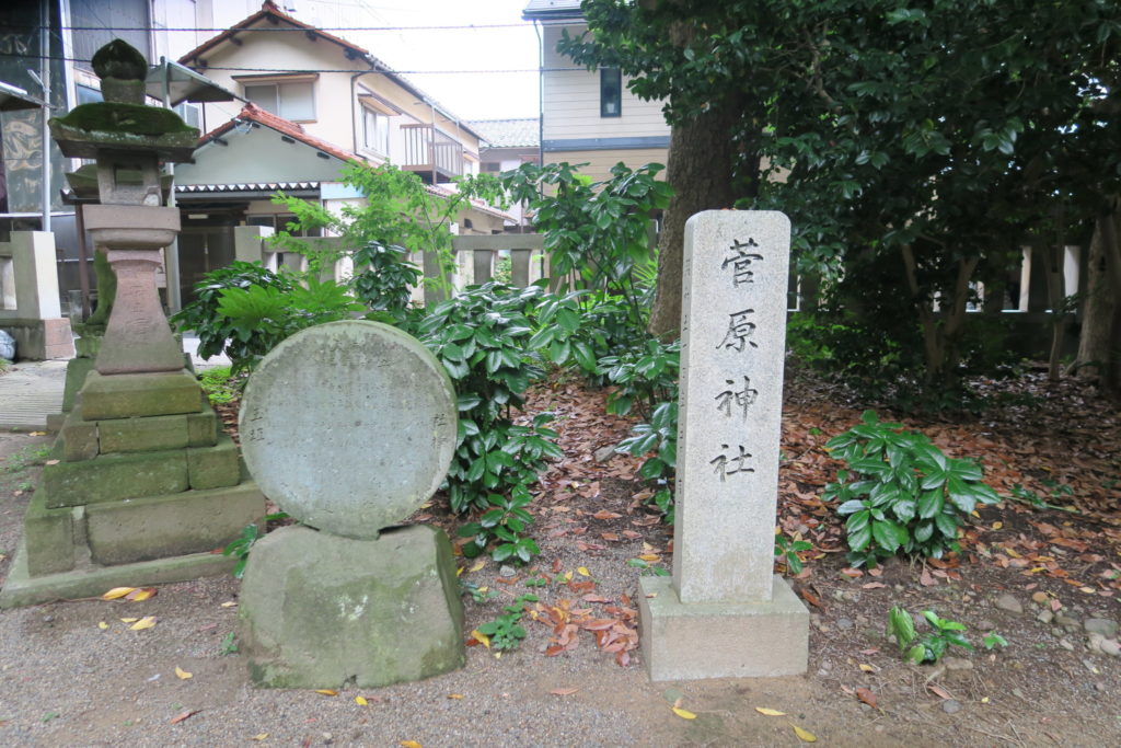 春日神社に残る鎮火祈念碑（左が鎮火50年、右が鎮火100年）