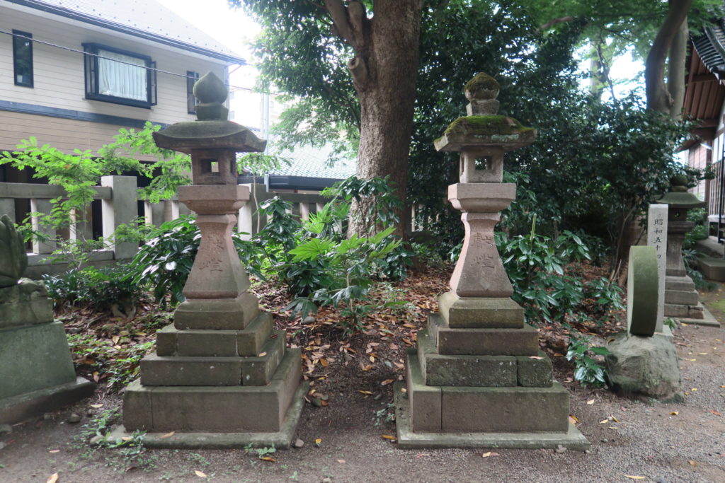 菅原神社再建時に奉納された灯籠（当時の菅原神社より春日神社へ移設された）