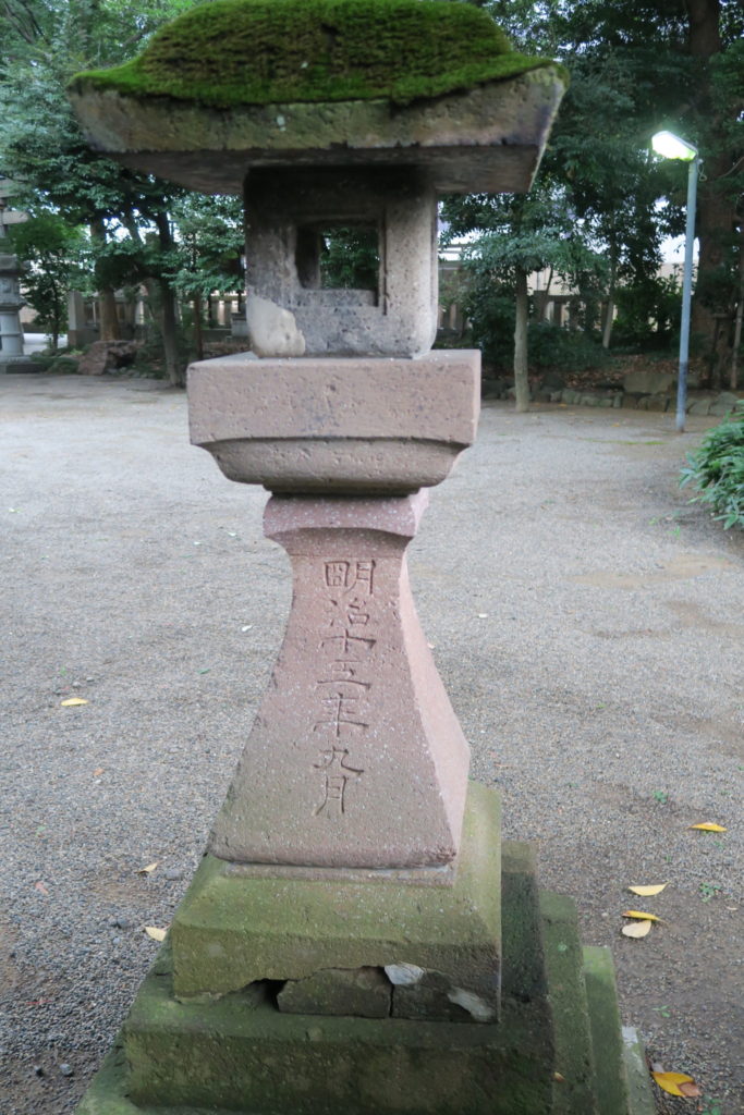 灯籠背面には明治15年奉納を記す文字が刻まれている。