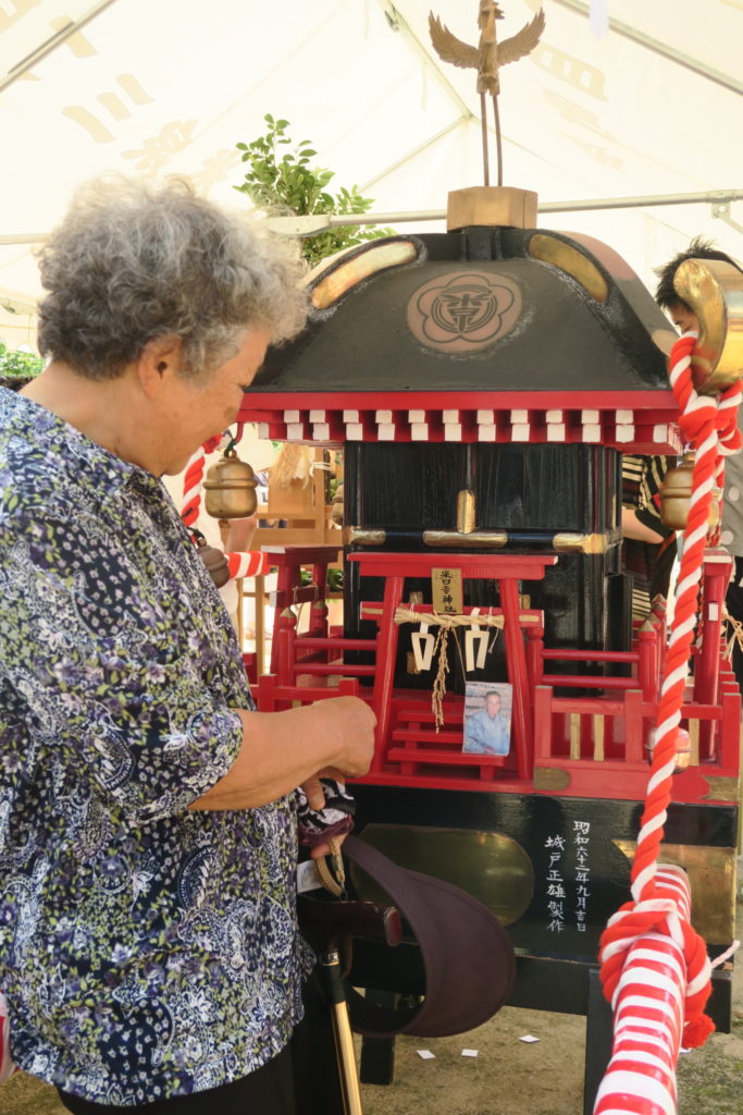 平成29年9月 米日吉神社 米泉三丁目町会子供神輿 古いお神輿を手作りされた方の奥様