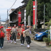 災いを払う(悪魔を祓う)弥彦婆が旧北国街道を練る