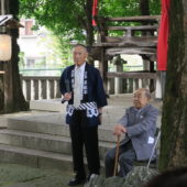 今回の泉獅子奉納の旗を最後まで振り仰いだ野々市さんと松下さん