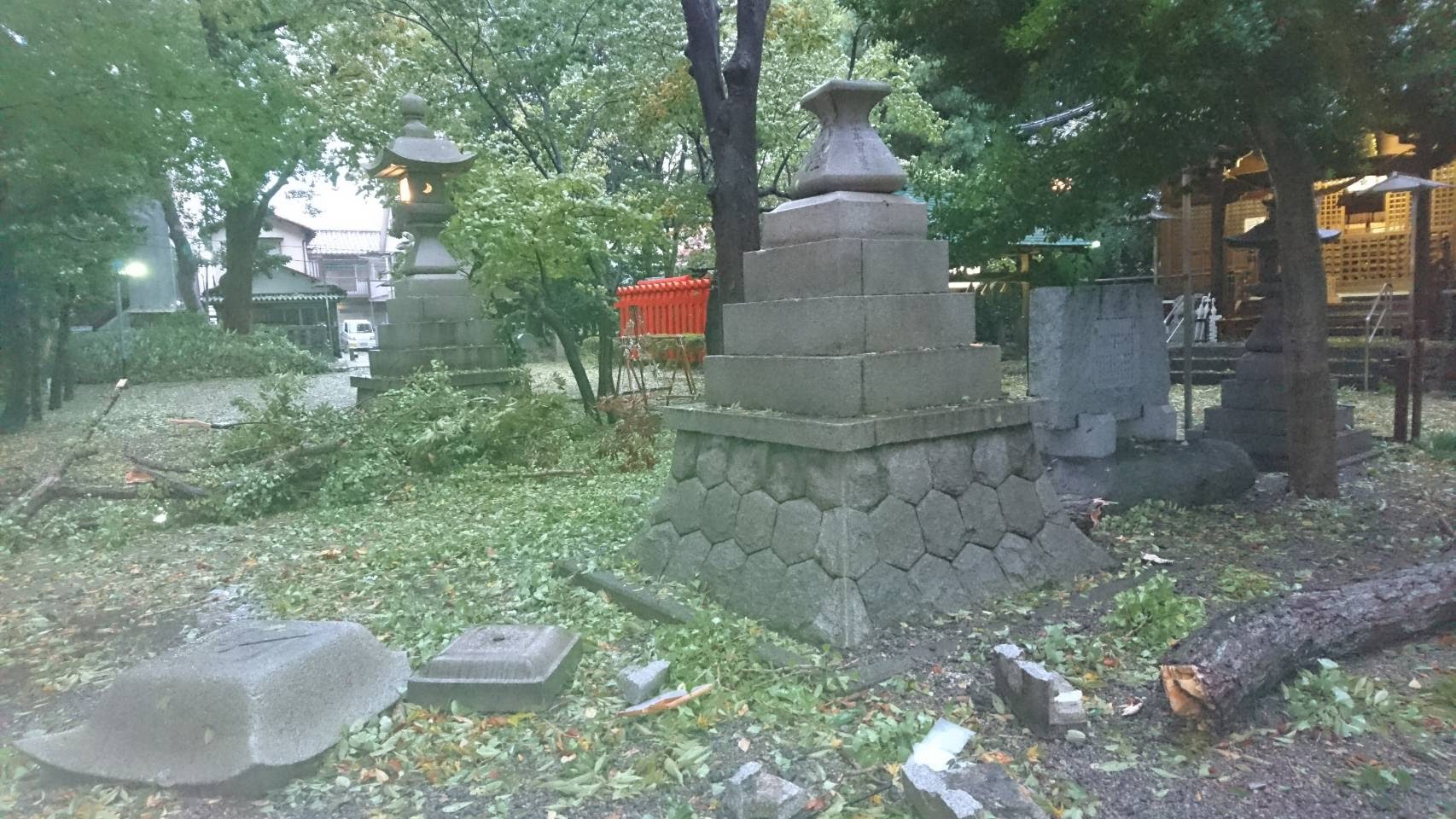 倒壊した石灯籠1