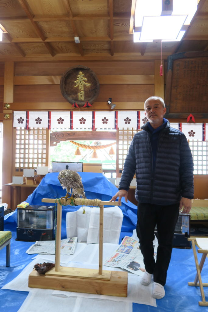 始めて行われた拝殿内に鷹を招いての祈願祭